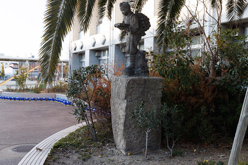 明城小学校（尼崎城本丸跡）の二宮金次郎銅像