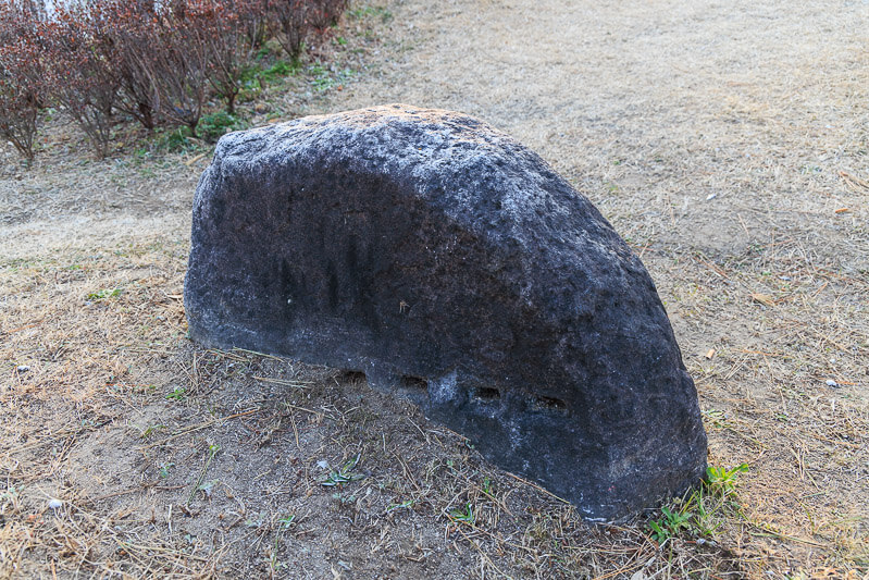 尼崎城址公園の矢穴石