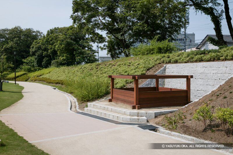 小牧山城の山麓の井戸跡と土塁