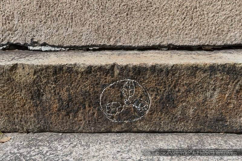 大阪城土佐山内家の家紋「三ツ葉柏」