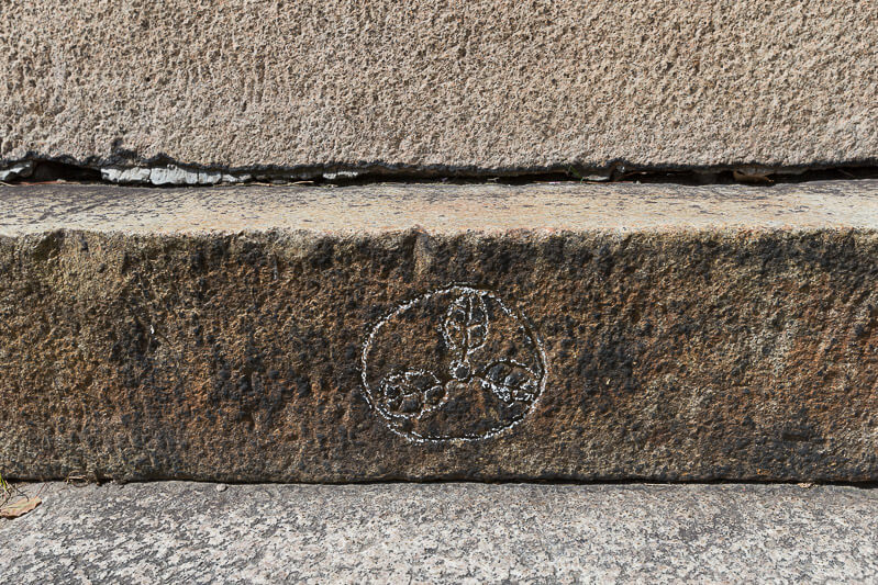大阪城大手土橋の土佐山内家の家紋の石垣刻印