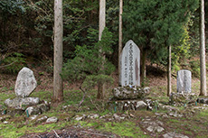 上月城戦没合同慰霊碑・尼子勝久公四百年遠忌追悼碑・山中鹿之介追頌之碑