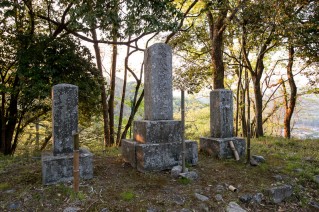 上月城本丸に建つ三基の供養塔