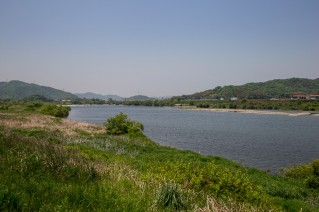 吉井川と対岸の城址