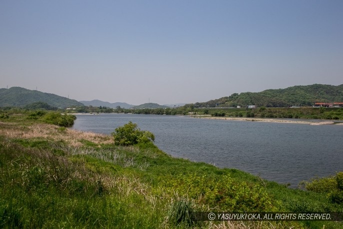 吉井川と対岸の城址