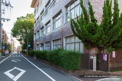 室町通と旧二条城石碑