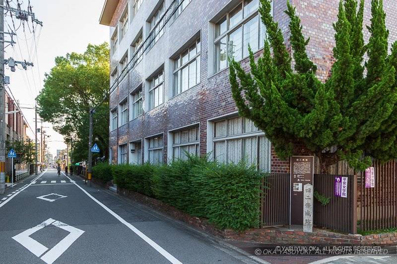 室町通と旧二条城石碑