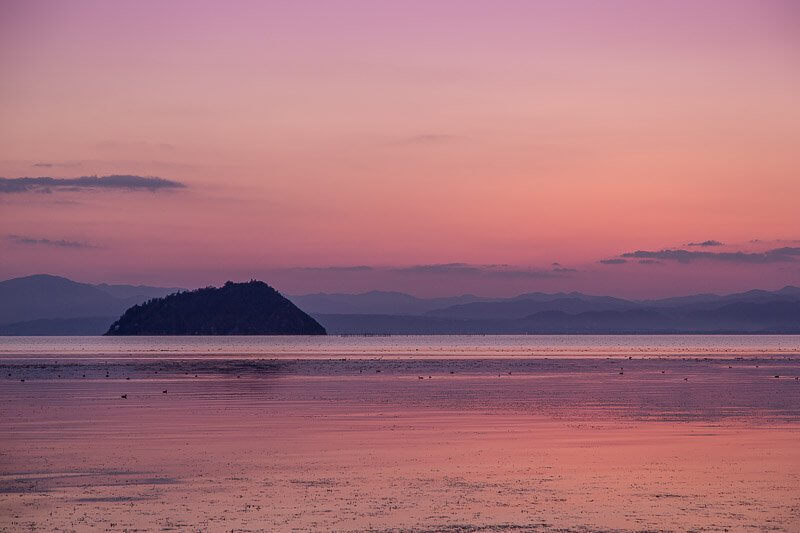 琵琶湖に浮かぶ浅井家ゆかりの竹生島