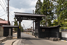長勝寺の総門「黒門」