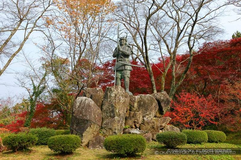 山中鹿介幸盛銅像
