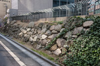 大坂城三の丸北端の石垣（ドーンセンター）