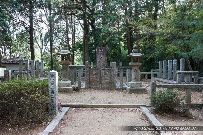 天王山十七烈士の墓