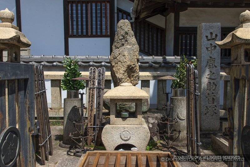 山中鹿介の首塚