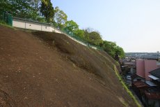 三木城上の丸切岸と模擬土塀