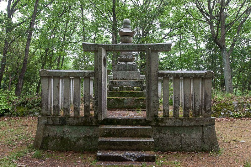 谷大膳衛好の墓・平田山砦跡