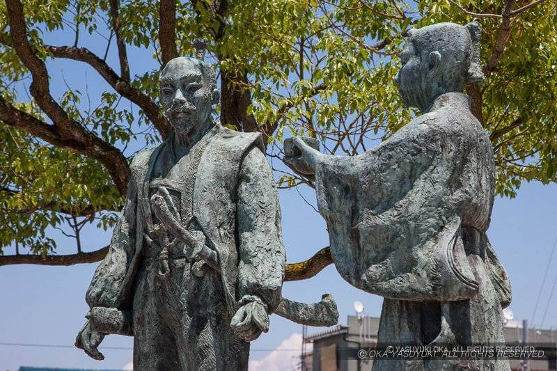 長浜駅前にたつ秀吉と三成の出会いの像