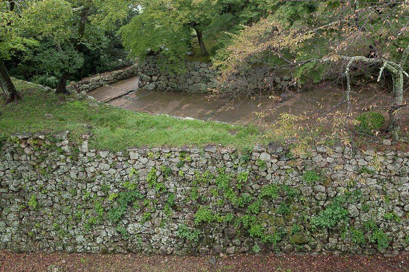 西の丸三重櫓から望む人質郭虎口