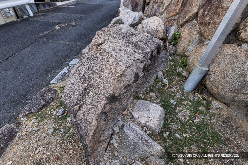 小林墓地の六地蔵背面に見られる矢穴列痕