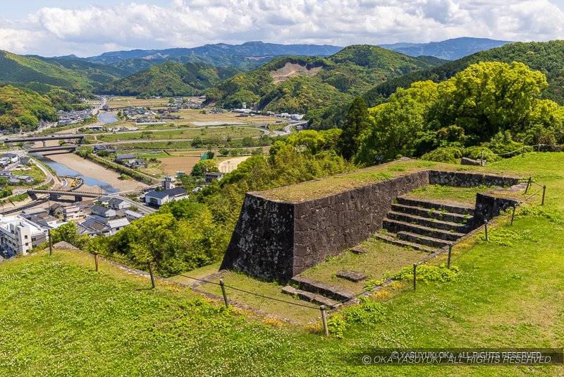 佐敷城二の丸東門跡と佐敷川を望む
