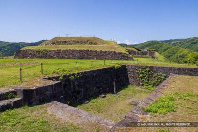 佐敷城二の丸東門虎口から本丸を望む