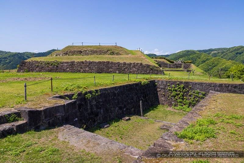 佐敷城二の丸東門虎口から本丸を望む