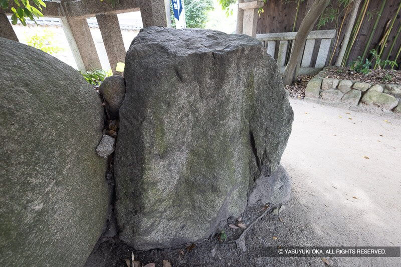 弓弦羽神社の割石