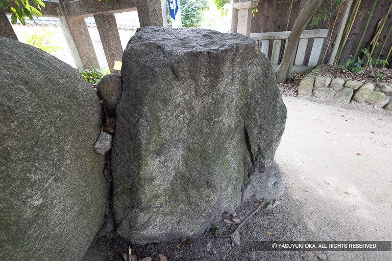 弓弦羽神社の割石