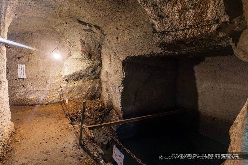 笏谷石の石丁場(丹巌洞の採掘場)の坑道内部