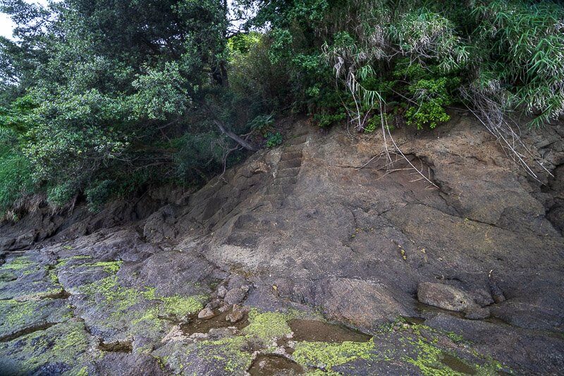 来島城の岩礁に残る戦国時代の階段