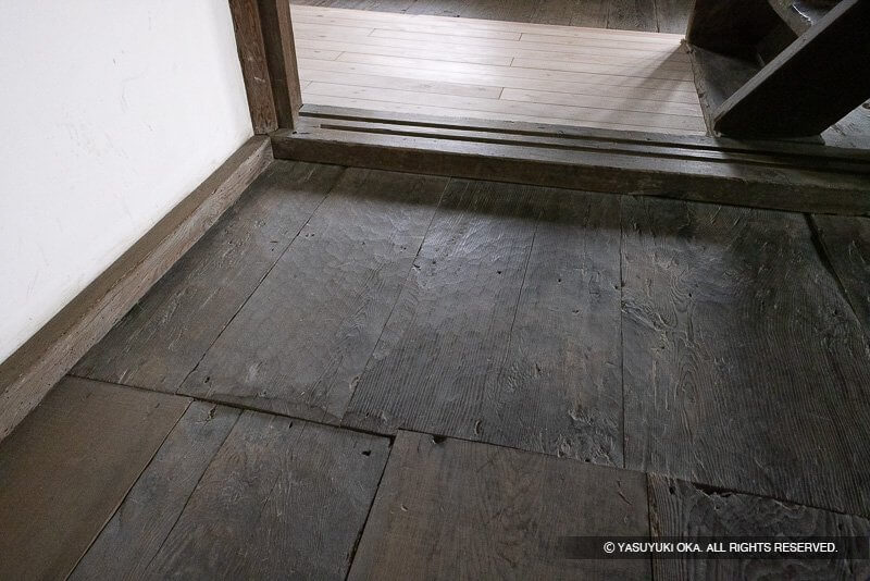 西小天守の釿（ちょうな）痕が見られる古い床材