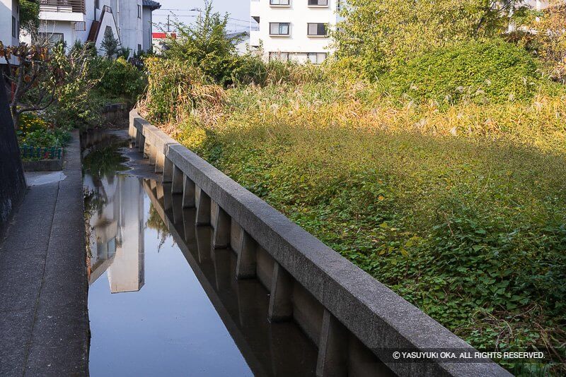 外堀の役目を果たした吉津川の高低差