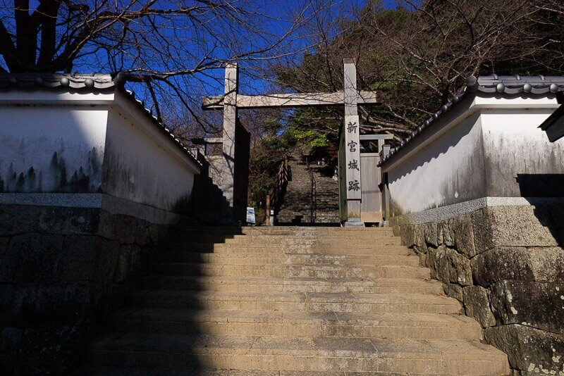 新宮城の登城口に建つ冠木門