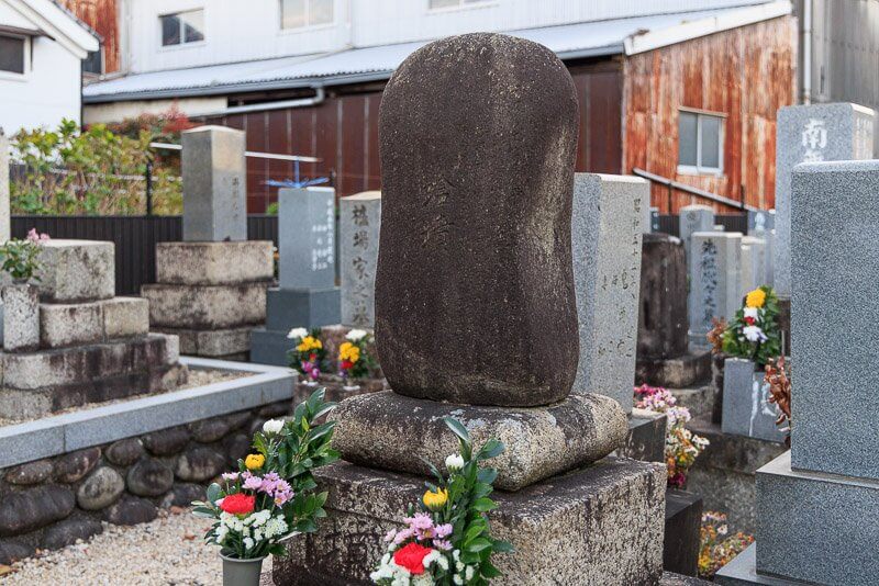 専正寺にある蛤の碑「蛤墳（こうふん）」