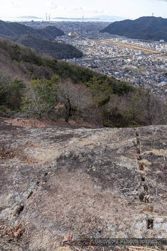 鬢櫛山の岩盤に残る矢穴