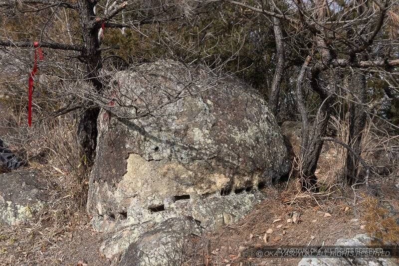 鬢櫛山の矢穴石