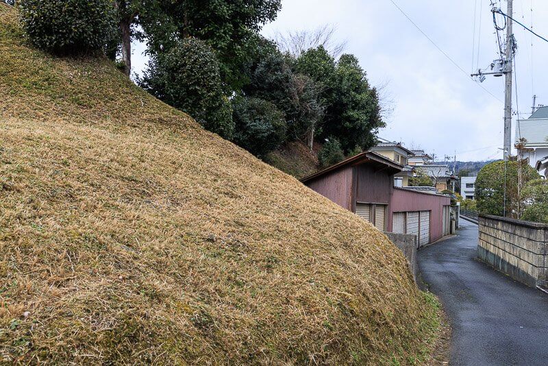 現裁判所付近の園部城土塁・切岸・堀跡