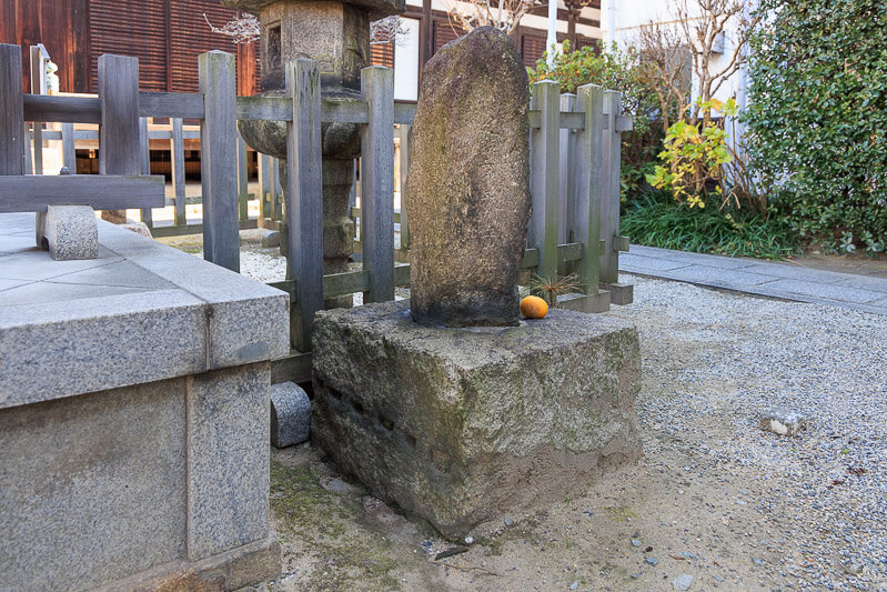 本興寺（経塔台石に矢穴石）