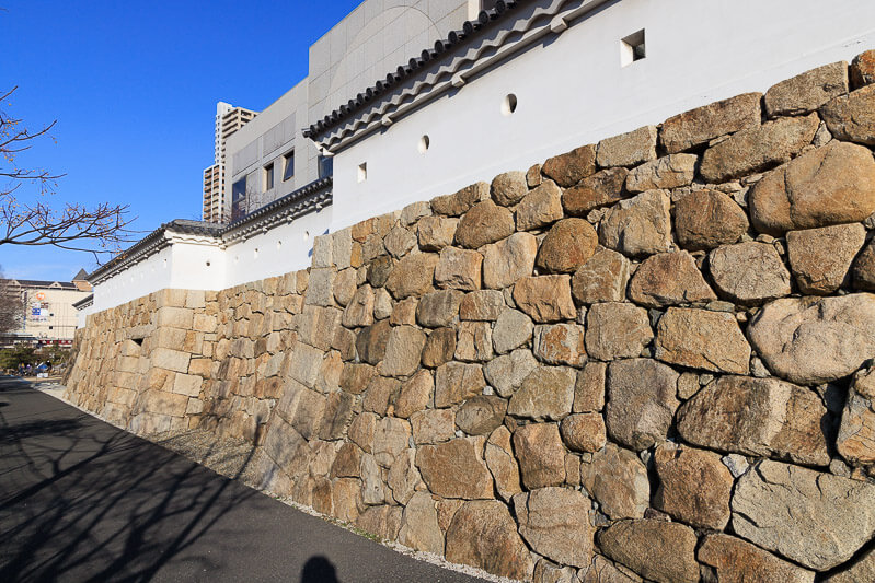 尼崎市立中央図書館の復興石垣