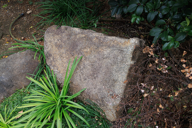 大覚寺に残る尼崎城の矢穴石