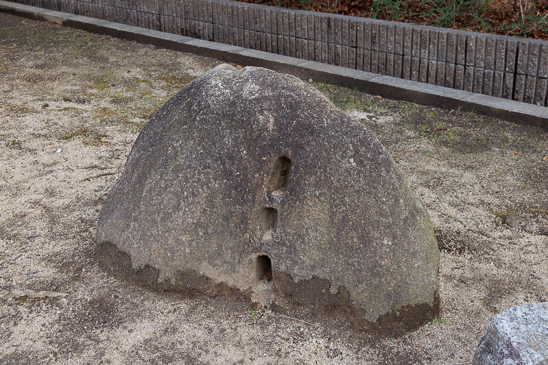 尼崎開明中公園にある矢穴石