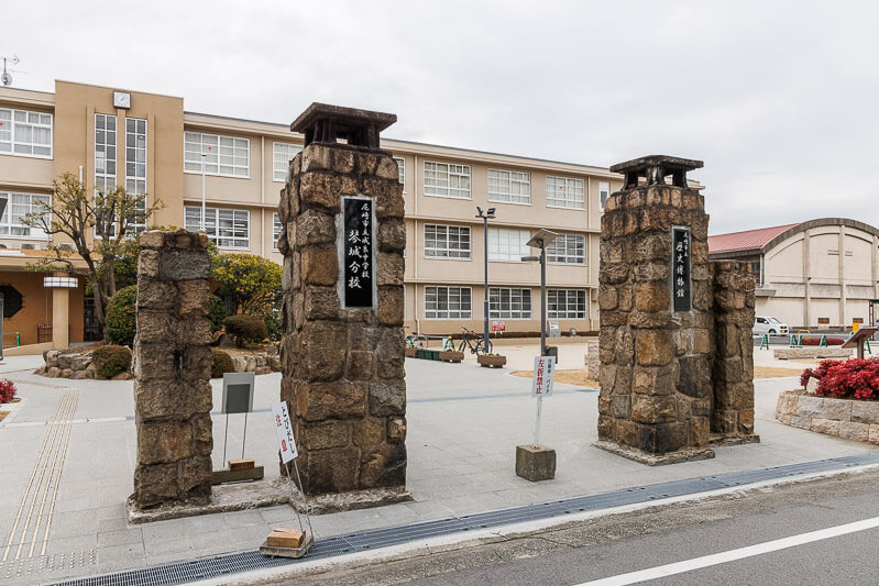 尼崎市立歴史博物館（尼崎市立高等女学校）の門柱