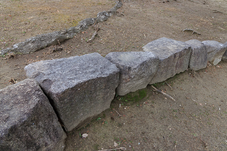尼崎の西川公園に残る矢穴石
