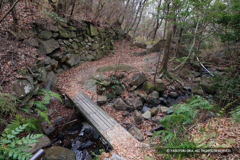 大坂城東六甲採石場の甲山刻印群に流れる小さな川