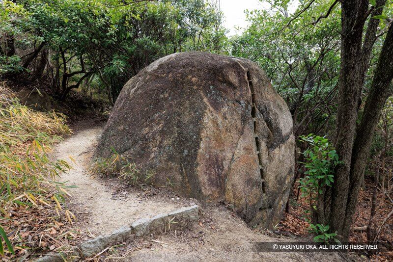 甲山刻印群の矢穴石
