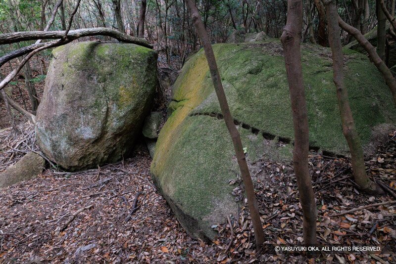 石丁場である甲山刻印群に残る矢穴列が残る石