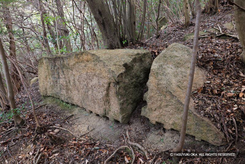 甲山刻印群の整形途中の石材