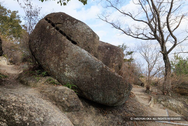 甲山森林公園の展望台付近に残る矢穴石