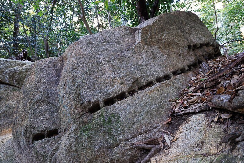 越木岩神社の矢穴石