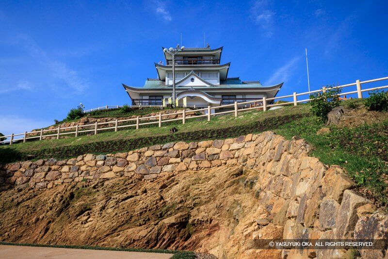 小牧山城主郭の岩盤と石垣