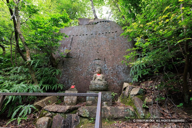 甲山八十八ヶ所の石仏と矢穴石